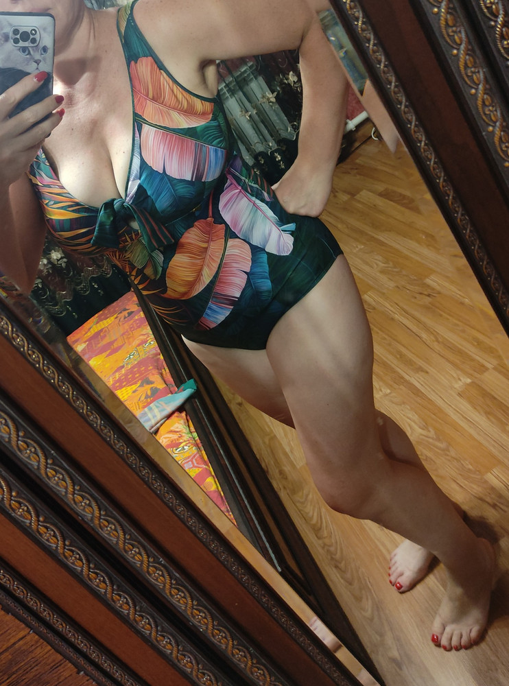 Хороший купальник, сшит отлично. Спереди двойной, чашечки вшиты не болтаются. Единственное получилось расхождение заказывала 50 на рост 170-176 так какие мой рост 172. А пришел купальник с маркировкой 164-170 на купальнике, а на этикетке 170-176. Но я всё равно в него влезла, так как пере заказывать времени нет, море ждёт меня уже через два дня...))). Товар рекомендую к покупке. Спасибо.