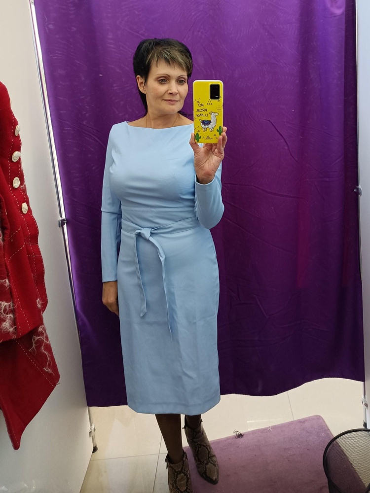 Могу много сказать.... Платье очень узкое..... Руки вообще еле влезли.... Вспотела даже при примерке.... Хотя я не отличаюсь потливостью, простите за подробности.... Смотрится эффектно. Но носить нереально его..... Запах действительно рыбный.... Причем именно изнанка так пахнет..... В-общем, отказ....