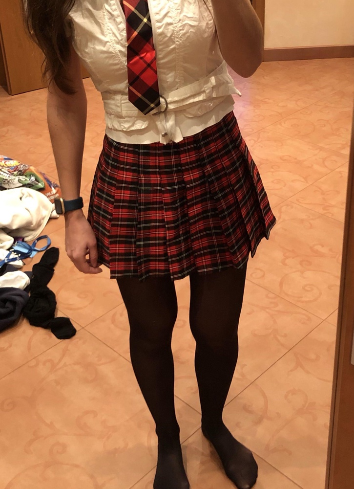 Юбка отличная, на мой рост 169 и вес 53 кг размер S отлично подошёл. Да, она короткая, но в этом и смысл. Подкладка сделана шортиками, очень удобно. Материал грубоват, но с колготками нормально.