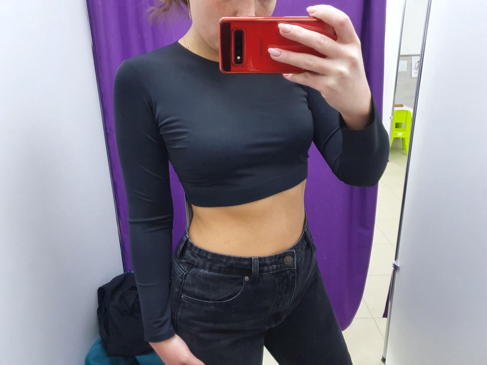 Топ красивый, размер подошёл хорошо! 
Больше подходит для повседневной носки, потому что во время тренировки ЗАДИРАЕТСЯ! Выше груди не поднимается, но бюстгальтер на спине вылезал..