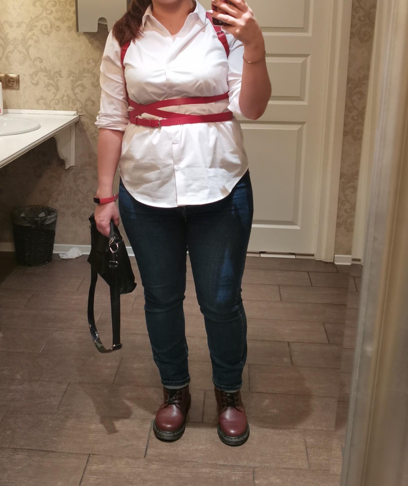 Хорошая вещь. Весело было разбираться как надевать. Красится, но тут прочла, что тряпочкой протереть заранее нужно. Качество нормальное. Мне понравилось.