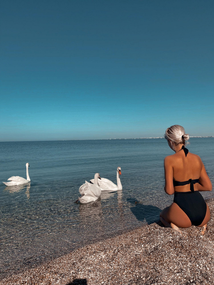 Постоянно расстёгиваются замки на лифе и плавках! А так все норм 