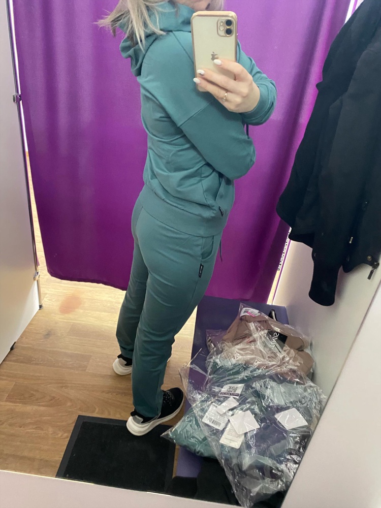 Костюм хороший,но штаны очень сильно обтягивают.Цвет очень красивый.