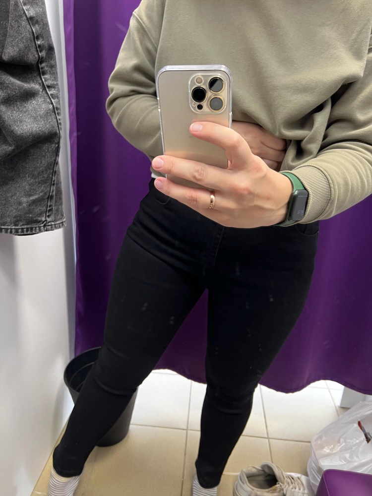 Тоже пришла абсолютно другая модель, размер 32, ранее был уже такой отзыв. Рейтинг портить не буду, но ждала совсем другие джинсы пришли(