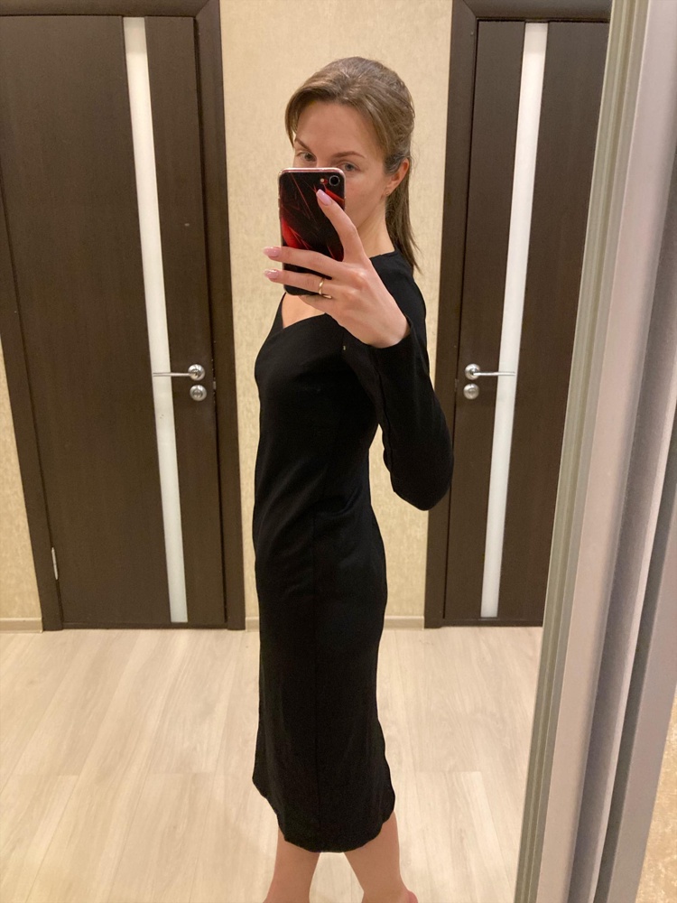 Трикотаж плотный, хороший. Заказывала в размерах S и XS. На мой 44 р-р подошел XS, НО в талии совершенно не село. Точно не на фигуру «песочные часы», талия в нем просто пропадает. Фото прикладываю в размере S, чтобы было понятно, что оно большемерит. В целом, на другой тип фигуры сядет нормально, так что нужно мерить и пробовать :) Не моя модель