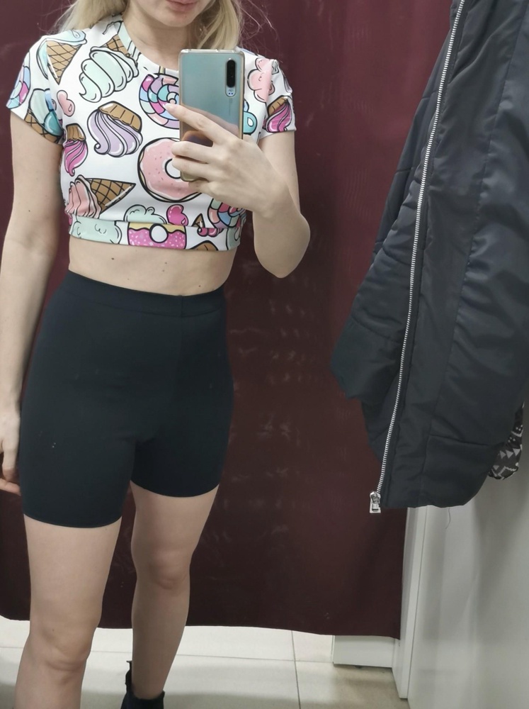 Сильно пахнет, синтетика, цвет беднее, рисунок в жизни показался совсем детским