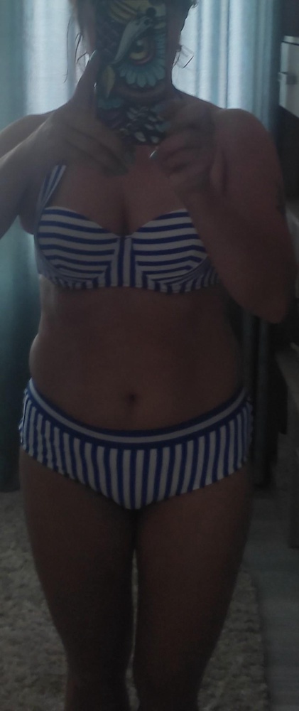 Рекомендую. Идеальная фигура отсутствует, но купальник пытается скрыть лишний живот😄