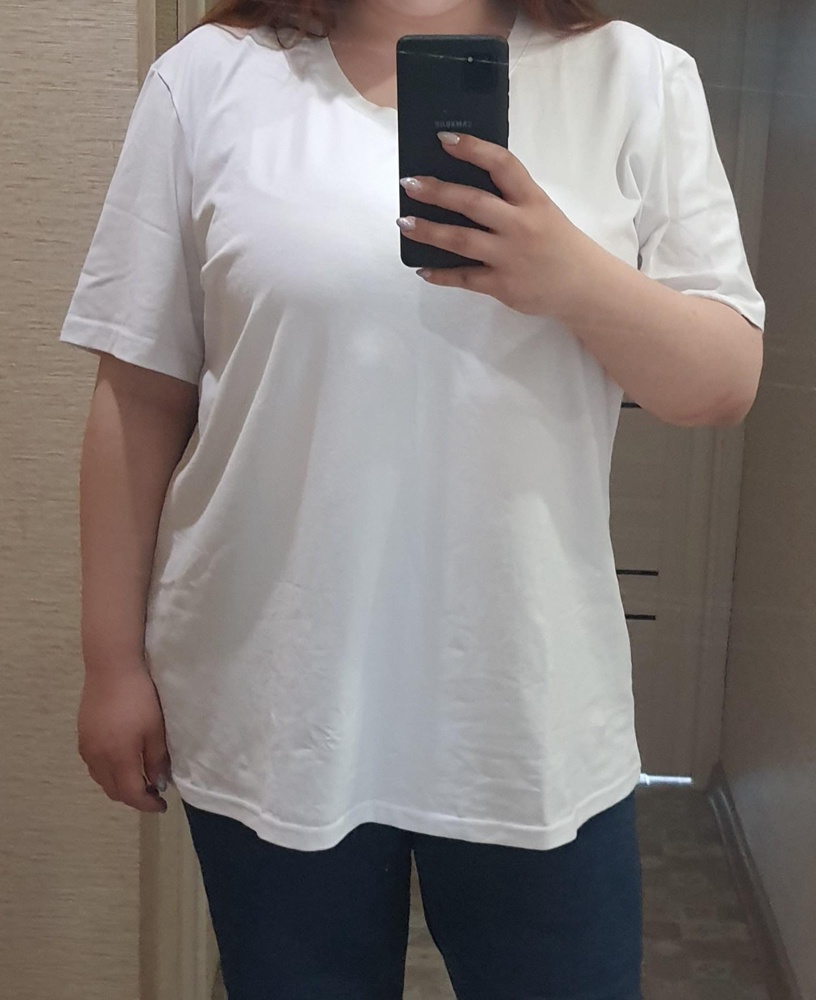 Заказала на свой 54 размер футболки чёрную и белую  64, чтобы получился оверайз. Места в внутри много, еще половина меня вдезет, рукава свободны. Советую