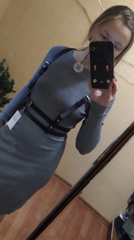 У меня размер 42, села хорошо. По качеству такое.. Обратная сторона ремней кое где плохо обработана и цепляется. На голую кожу вообще неприятно будет. В целом ремни тонкие, края местами ворсятся. За такую цену не очень.