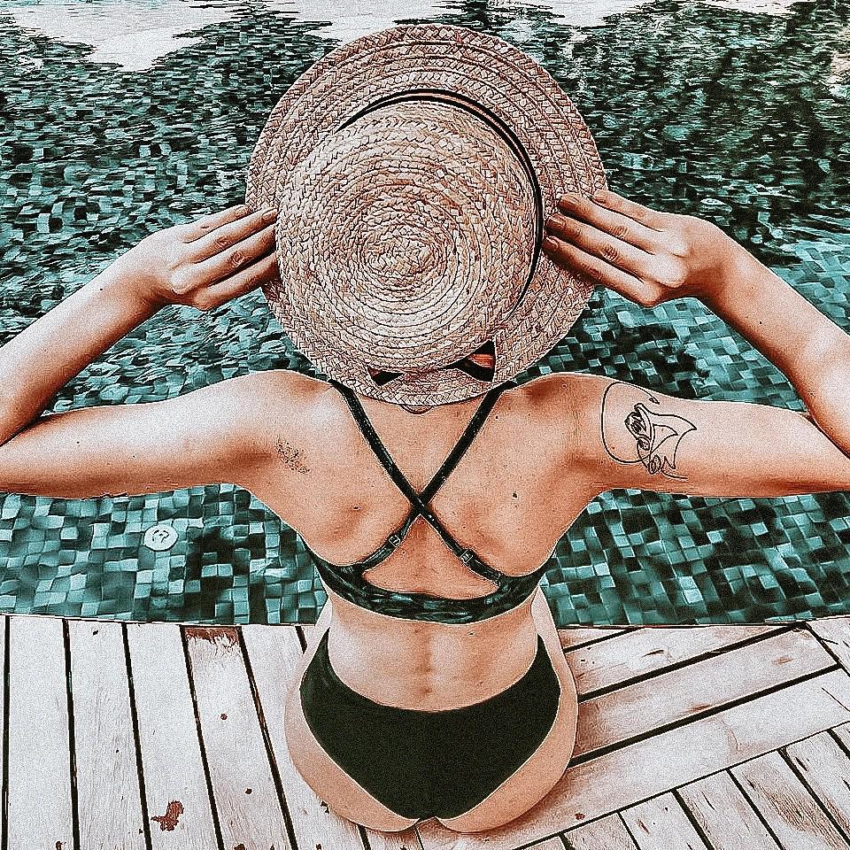 Очень понравился, сидит хорошо на стройной фигуре. Весь отпуск не снимала этот купальник, цвет не ушёл, не растянулся. Плавки от этого же бренда заказывала чёрные - они больше подходят, чем синие или бирюзовые