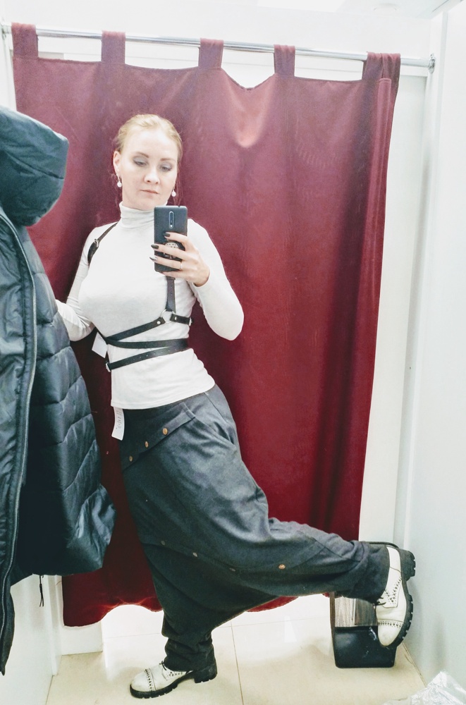 Пришла расстегнутая, собирала по картинке) Собрала, понравилось, выкупила. С белой рубашкой в офис будет огонь!