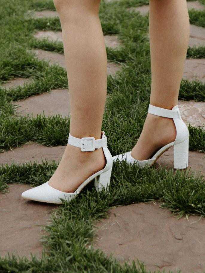 Хорошие туфли, размер в размер. Достаточно удобные и лаконичные. Брала на выпускной и танцевала в них весь вечер, только под конец ноги устали , а так отличные туфли.