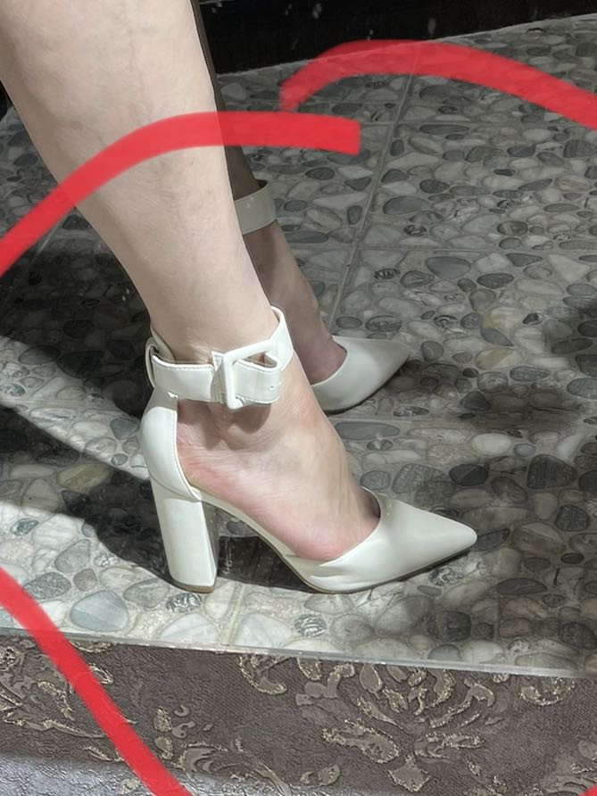 Туфли офигенно смотрятся 👍 😍Перезаказала поменьше размер. Большемерят . Каблук удобный.  