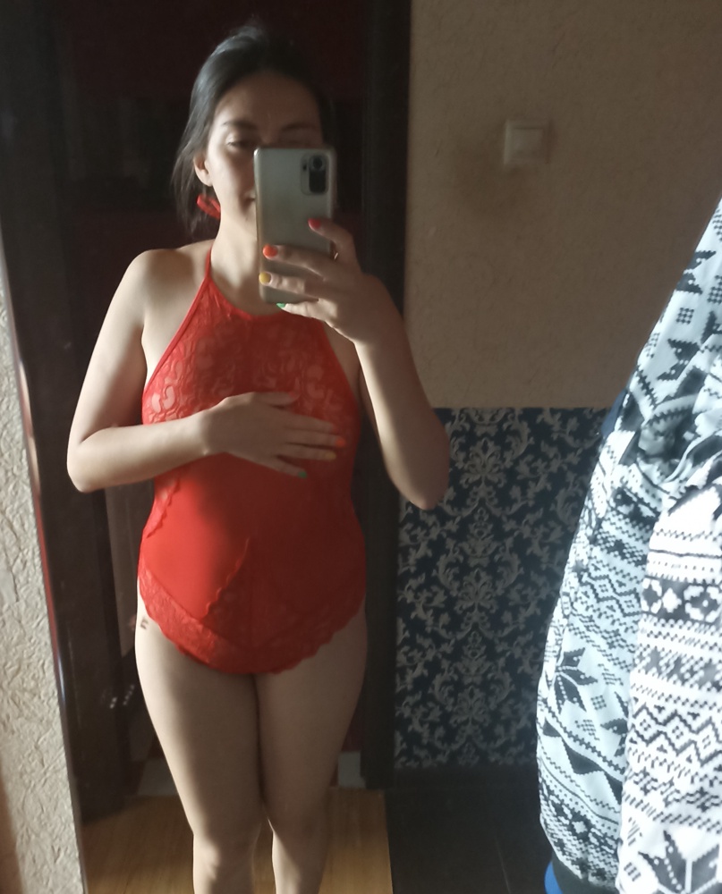 Пришёл за 2 дня, идеально, коробочка в коробочке так мило, пакет на замочке очень удобный оставлю себе пригодится, цвет яростно красный, огненный, эффектный, материал мягкий, на мой 42-44 ложится великолепно, кстати попку  подчёркивает сексуально. 