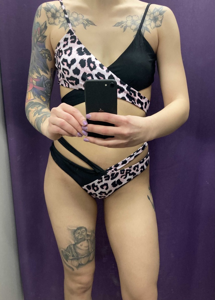 На мне не очень красиво сел на моей фигуре, поэтому возврат. Чуть-чуть великоват оказался. ОГ 88, 75В. ОТ 75. ОБ 93. Чашки не плотно прилегают и не очень хорошо держат грудь. И на плавках топорщится ткань в тех местах, где пришиты полоски. И спереди и сзади. 