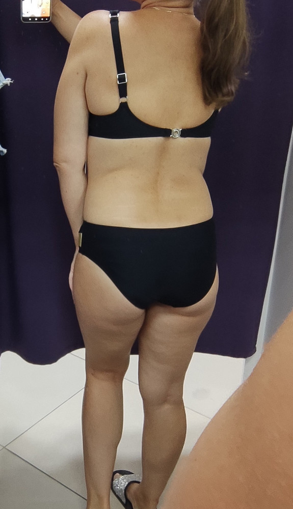 Верх купальника идеальный, чашка на тонком поролоне, хорошо держит грудь, а вот плавки подкачали, во-первых низкие, во-вторых очень узкие, особенно проймы для ног, прям врезаются, плохо тянутся. Попробую перезаказать на размер больше когда сбавите цену, больше трёх тысяч за него явно дорого