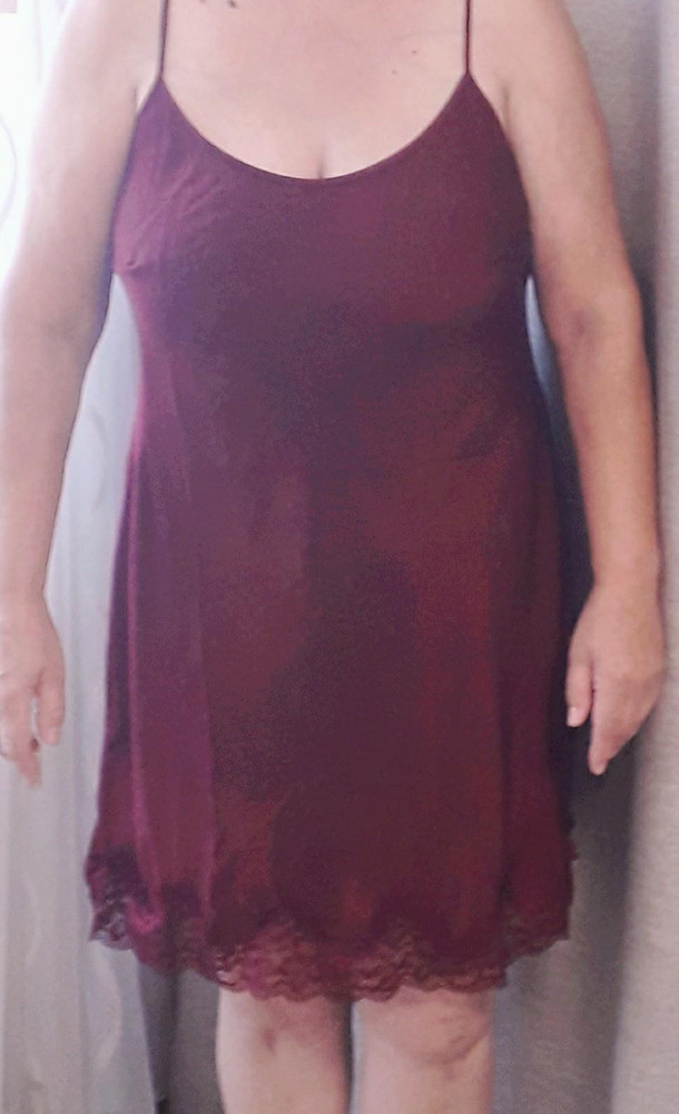 Ткань приятная,на ОГ груди 102- 50-й размер,как раз,рост 158, после стирки не села,вода окрасилась,но цвет не потерялся,можно регулировать брители, -это всё положительное,снизила оценку,так как не понравилось, что кружева просто пристрочены,а края ткани не обработаны и уже осыпаются,не известно,на сколько стирок хватит малюсенького запаса,наверное,при небольшой цене минусы и должны быть,хотя жаль. Всем спасибо.