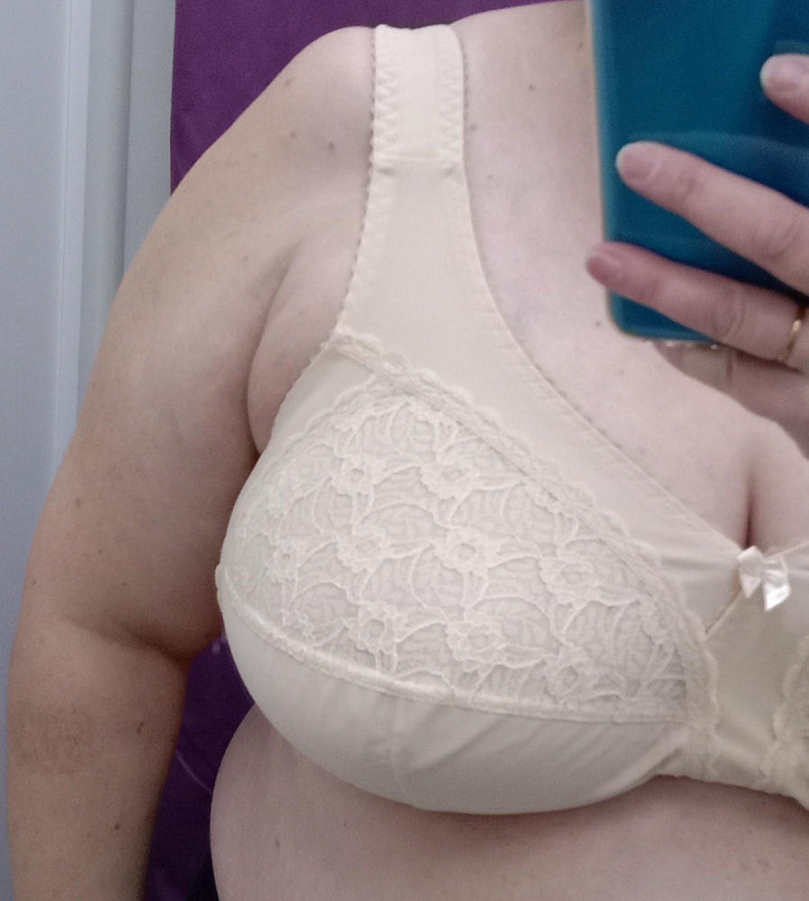 Сначала заказывала 105Н, чё т показалось, что велик на мои ОПГ110 - ОГ131, вспомнила отзыв Юлии от 15 ноября с фото и решила перезаказать на поменьше и оказалась права:) Юле отдельное спасибо! Я купила два бюстика, синий и бежевый р.100i, сели оба одинаково, да и по качеству бежевый не уступает синему. Есть немножко под мышкой выступ кожной:)) складки, но терпимо, в большом размере водолазки не в ходу, потому не видно ничего. Грудь не развалилась в разные стороны, как это у меня бывает в неправильном фасоне, не провисла (это было немного в размере 105Н). Наконец, то есть, я купила бельё без косточек, которые часто ломаются при большой груди!