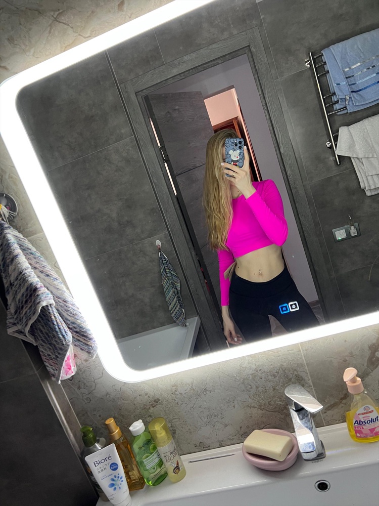 Красивый, просвечивается правда) темное белье видно!  Но выглядит в целом очень эффектно) мне нравится)