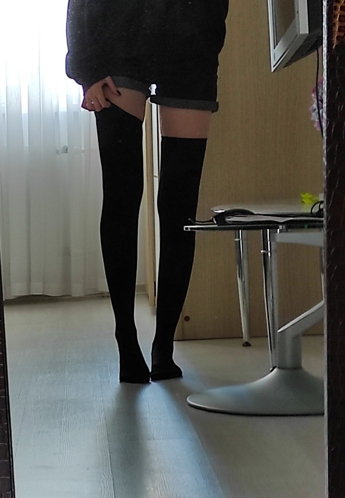 материал не совсем тот, что ожидала - похоже на детские хб колготки, но в принципе не так это плохо. резиночка сверху кажется не очень упругой(?) хз. а так классно!