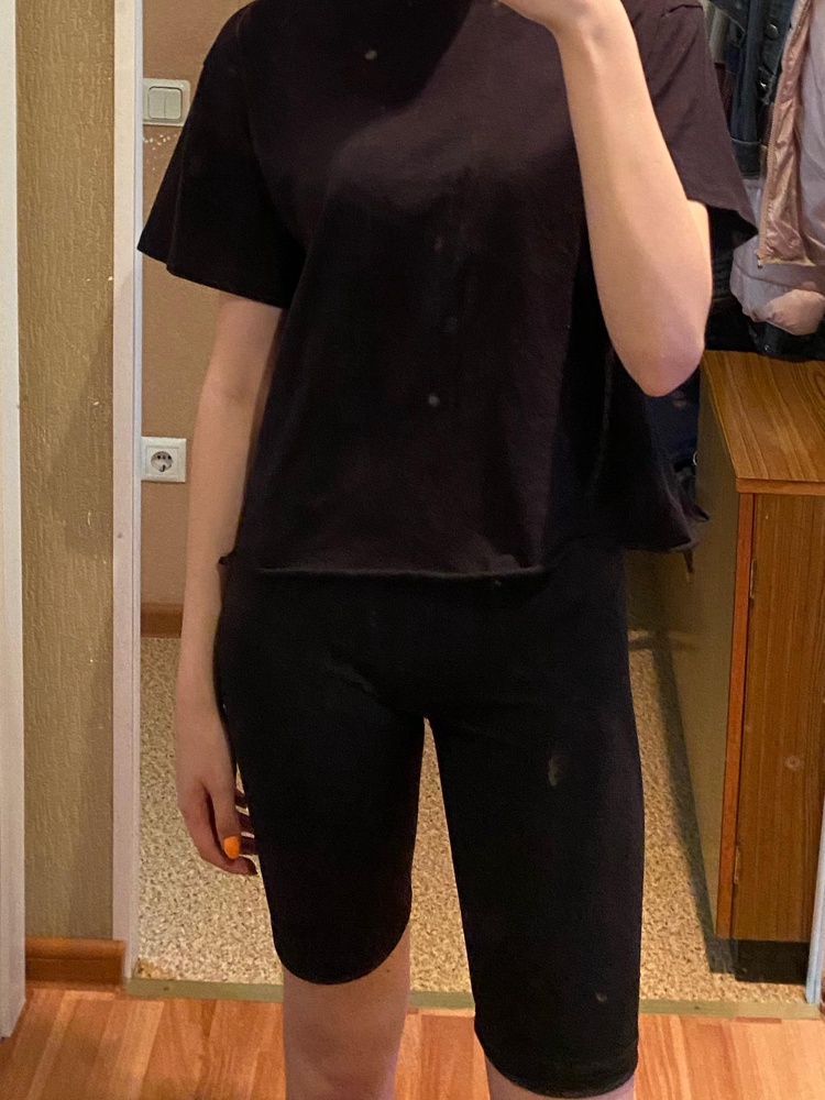 В пункте самовывоза ВБ мерить не стала, торопилась. Пришла, стала мерить, и немного расстроилась 🥲 увидела дырочку в области резинки спереди. Но ничего, зашью)в целом, качество хорошее, не просвечивают совсем. На талию 61 немного большеваты, резинка топорщится, а так,сидят красиво . Рост 175, бёдра 92.