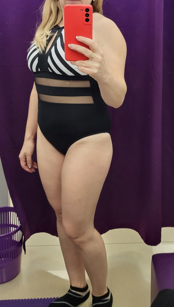 Хороший купальник, на мои 88-74-95 подошёл 44, но пришёл с дыркой на сетке, к сожалению, буду перезаказывать снова, надеюсь придет целый.