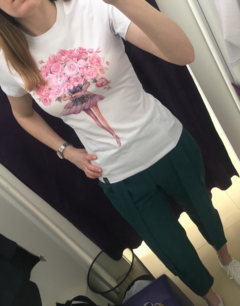 Футболка плотная. Размер в размер. Букет визуально значительно увеличивает объём 😆это плюс! 