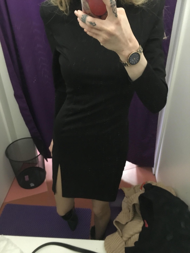 Платье потрясающее😍🔥 , за эту цену качество более чем 👌🏼. Оно стало одним из моих любимых😊. На 40 размер отлично село. Спасибо продавцу)