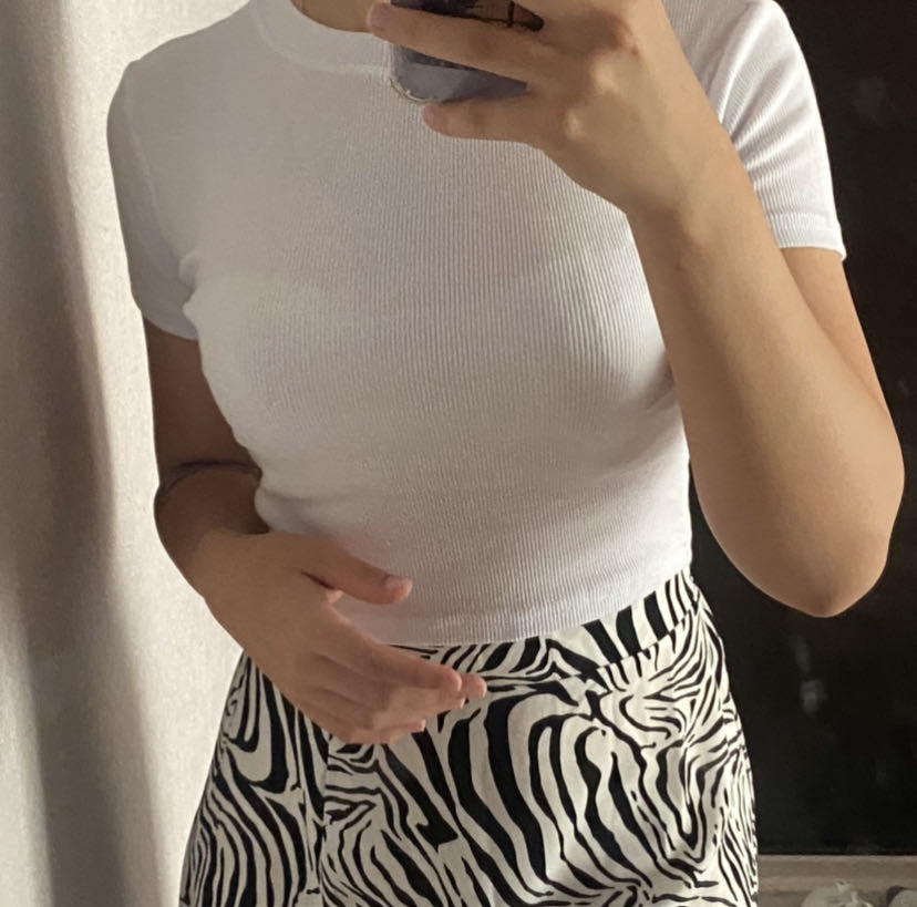 Взяла эту и подороже на сравнение,как оказалось материал один и тот же,этот даже лучше и белее,спасибо)