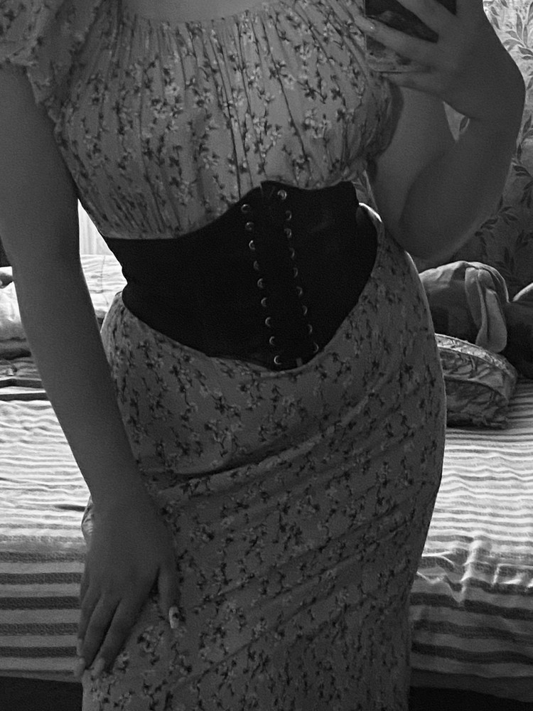 Хороший корсет. Не понимаю, почему пишут , что на L не подходит . Размеры четко указаны ведь и он и не должен подходить  . ( на М хорошо подошёл)