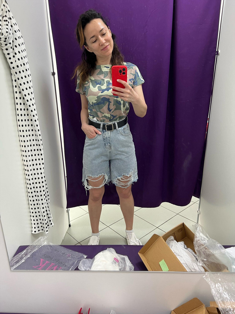 Очень понравился цвет, такой слегка выгоревший. На мой гуляющий 40-42 сели хорошо. На лето - прекрасный вариант.