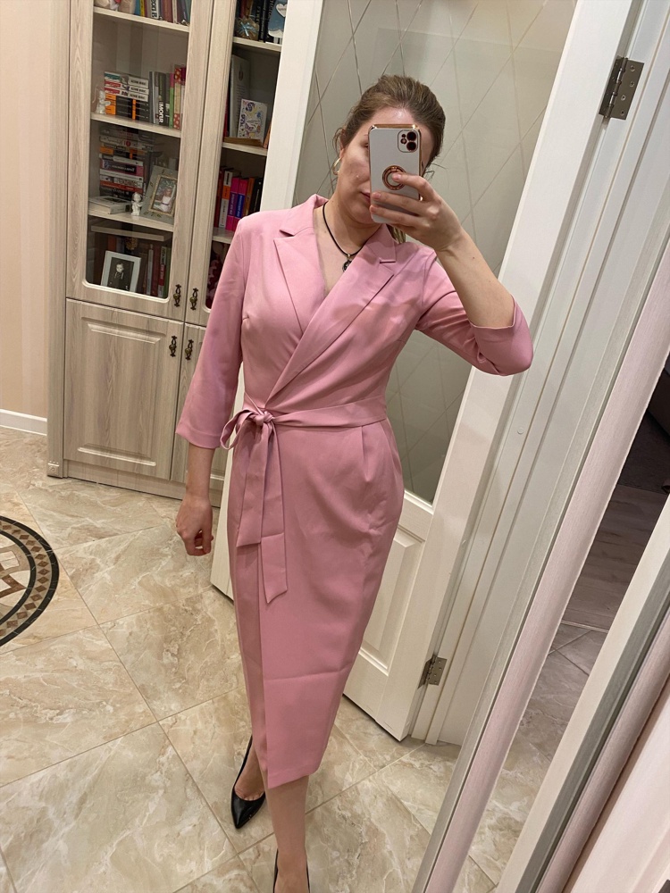 Платье хорошее! Ткань плотная, но мягкая. Мне понравилось. В таком наряде и на работу комфортно и в театр😊 хотелось бы, чтобы был нормально поклеен подол. При носке будет топорщиться, но это не большая проблема, подклею сама.  