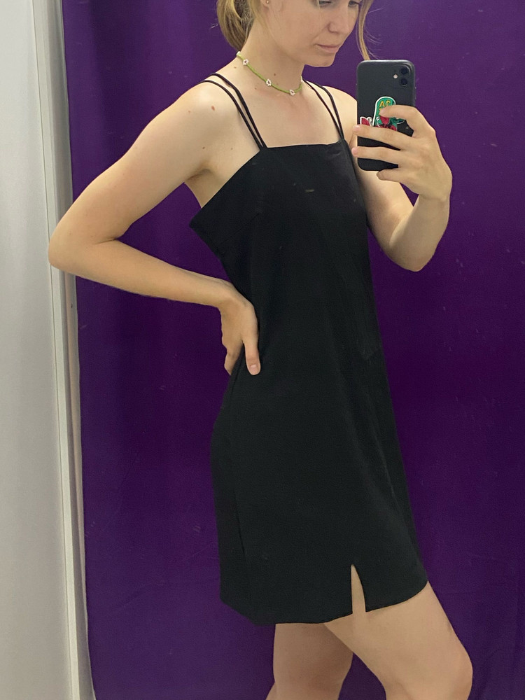 Смешанные чувства. На рост 179 короткое, но прикрывает все, что нужно. Село странно. То ли дело в маленькой груди, то ли большемерит. Болталось в районе подмышек. В талии тоже свободное. Параметры ОГ 90, ОТ 74, ОБ 102. Ткань хорошая за свою цену.