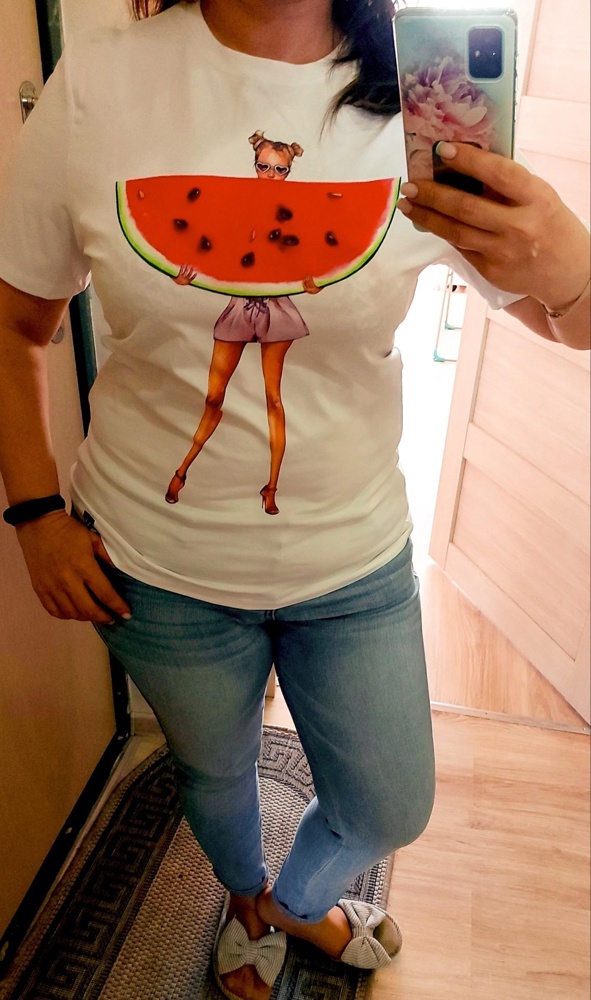 Хорошая футболка. Xl подходит на 48-50. Но мне в плечах великовато. В груди-в облипку. Фасон такой видимо. На широкоплечих. Рисунок классный