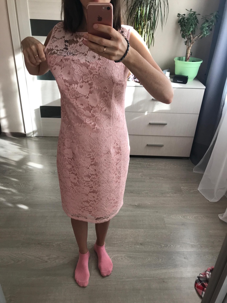 Хорошее платье! За свои деньги выглядит очень хорошо! Единственное что-платье почти совсем не тянется, в нем всего 5% эластана. Я искала платье на свадьбу. Если не очень активно проводить время, без активных танцев и участия в подвижных играх-платье отлично подходит. Но если будут танцы где нужно делать широкий шаг или бег в играх-то тут проблемно, платье не тянется и широко шаг сделать не получается. Подол длинноват даже с каблуком, я думаю перешить крючок и поднять юбку повыше, думаю будет хорошо смотреться. Я заказала 2 размера этого платья. 48 мне оказался свободным, а в груди вообще прилично велик. Оставила себе 46 размер. 