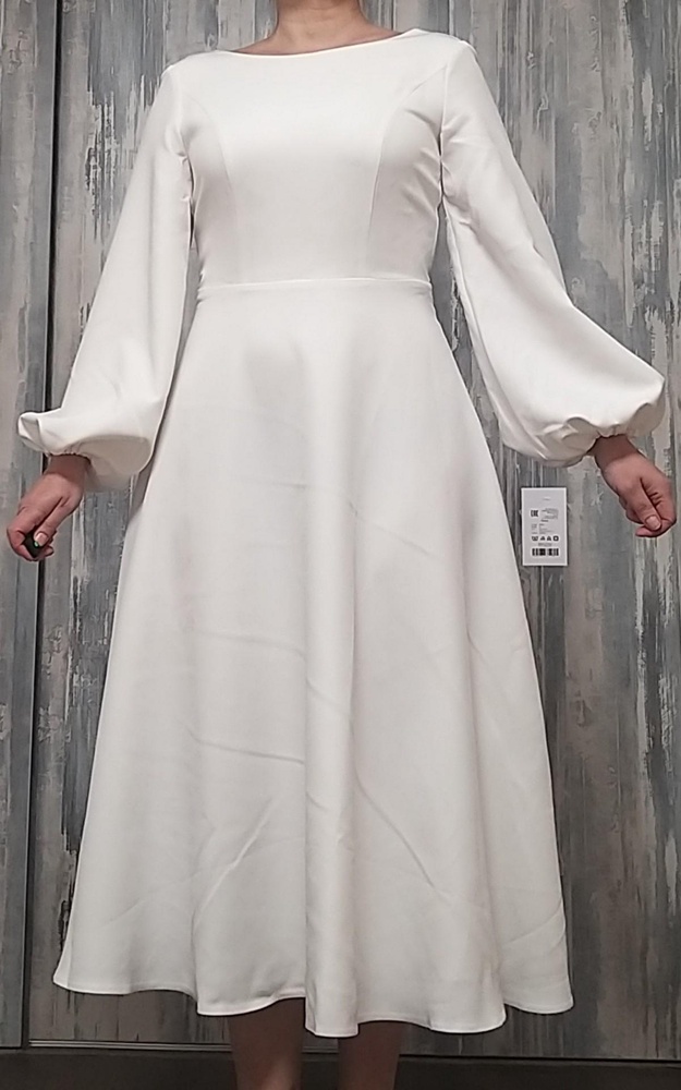 Платье огонь. Сидит - как влитое. Длина хорошая. Качество пошива космос: не торчит ни одной нитки, швы идеальные. Юбка на подкладе, лиф тоже двойной. Спина открытая тоже плюс. Рукава на резинке. Не тянут, очень удобно. Упаковано в пакет и коробку. Давно не была так довольна покупкой.