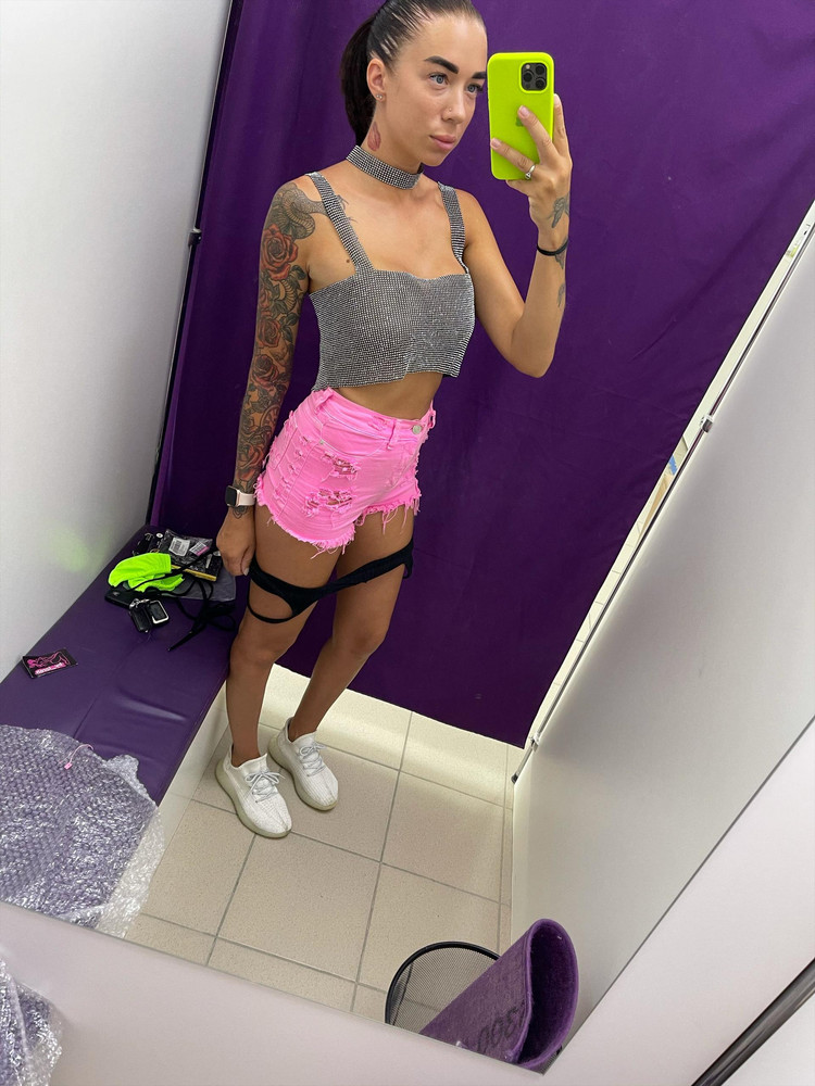 Топ очень красивый 😍 смотрится волшебно, ночью думаю вообще космос будет переливаться весь камнями , но он очень не прочный , в нем нужно быть оооочень осторожной, кто то нечаянно зацепит если он сразу порвётся , ещё он просвечивает и жутко не удобный замочек, застёгивала с перешли потом переворачивала иначе никак , так что если кого это парит , нужно что то думать на грудь перекрытие 😉 Но одену на днях его с удовольствием, надеюсь домой не голой приду 😂