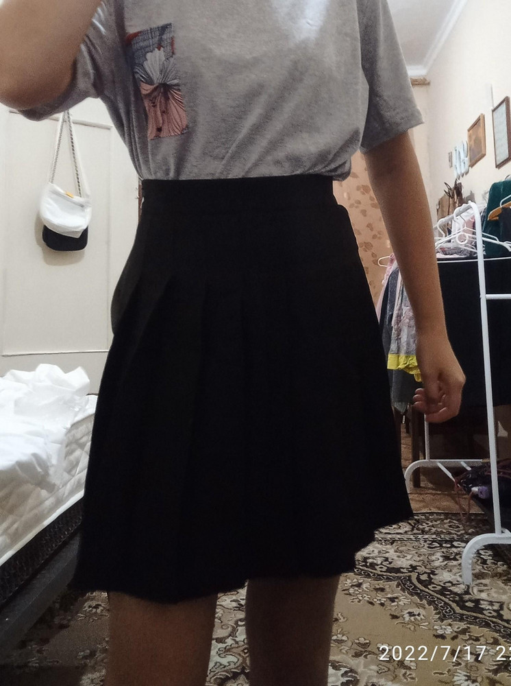 Юбка хорошая, выбирала побольше так как у меня есть небольшой животик и частое вздутие, м-ка идеально подошла, немного свободная, но под пояс, как я обычно юбки и ношу, идеально, округлости в районе живота почти не видно, советую