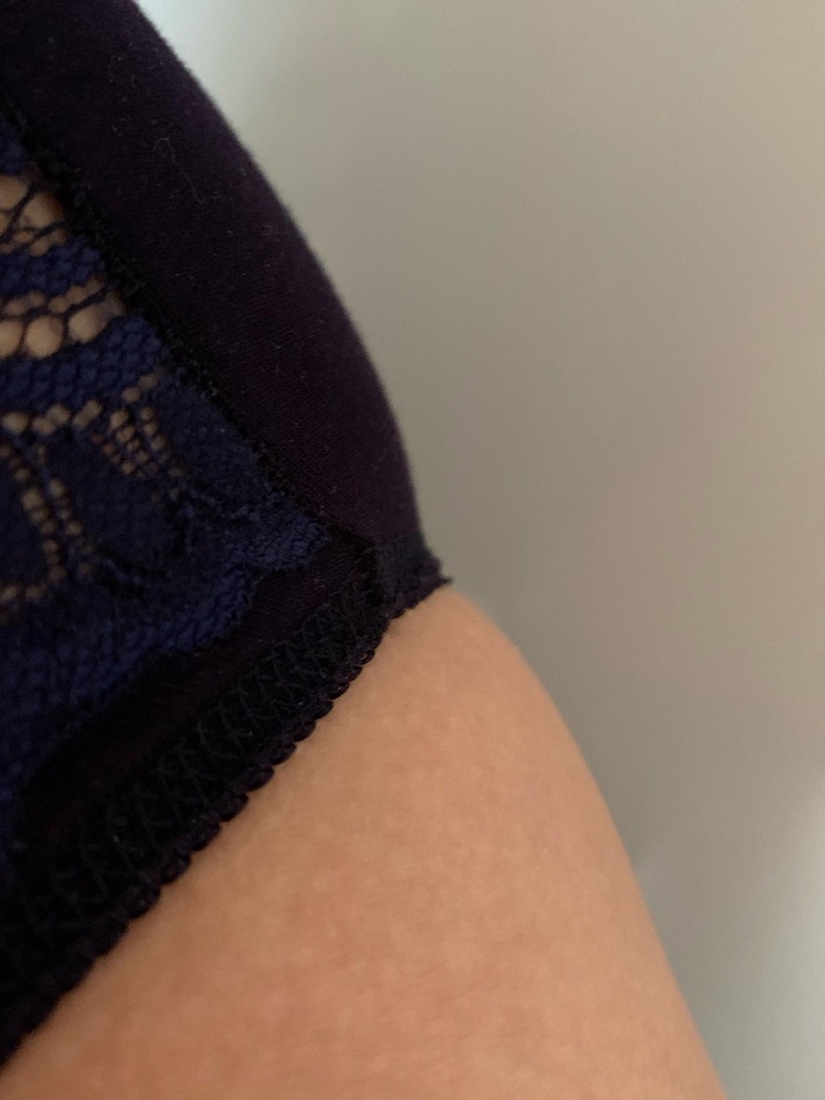 Я сначала была в полном восторге - приятная ткань, очень аккуратные и качественные швы, кружево плотное и приятное. Но когда я стала надевать - восторг поуменьшился. Девочки, ткань похожа на колготки, на которых написано ЛАЙКРА (очень много лайкры). Она очень сильно тянется, просвечивает и блестит. При этом резинки так не тянутся. Добавлю, что я вообще-то достаточно стройная (низ 44 размер ношу обычно, об 96-98 см), но кожа на бёдрах немного дряблая (не самый упругий вариант для тридцатилетней😁). Вырезы для ног довольно узкие. Резинки впиваются в кожу, хотя я выбирала по размерной сетке и взяла 46 размер. Но сверху трикотаж уже не надеть (как сарделька обтянутая верёвками буду) В общем, девочки, если хотите взять, то смело берите на размер больше, чтобы ничего никуда не впивалось)