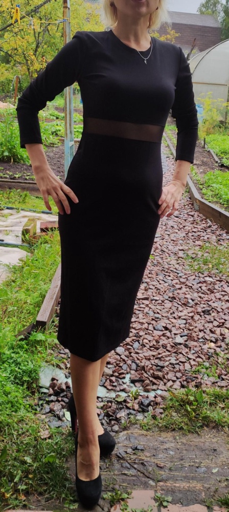 Спасибо. Отличное платье под любую обувь. Ткань синтетика, плотная, но к телу приятная, не магнитится.  подошло по размеру, 44 на рост 159. Спасибо всем кто оставляет комментарии, сыграло роль при покупке (не нашла ни одного отрицательного) За такую цену со скидкой, самое то.