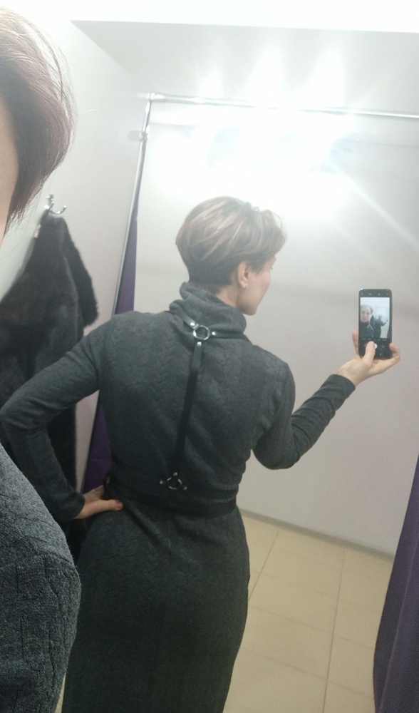 Всё отлично. Ремешки можно регулировать, можно обрезать, кому длинные - края обрезные. Лёгкая, удобная, на теле не ощущается.