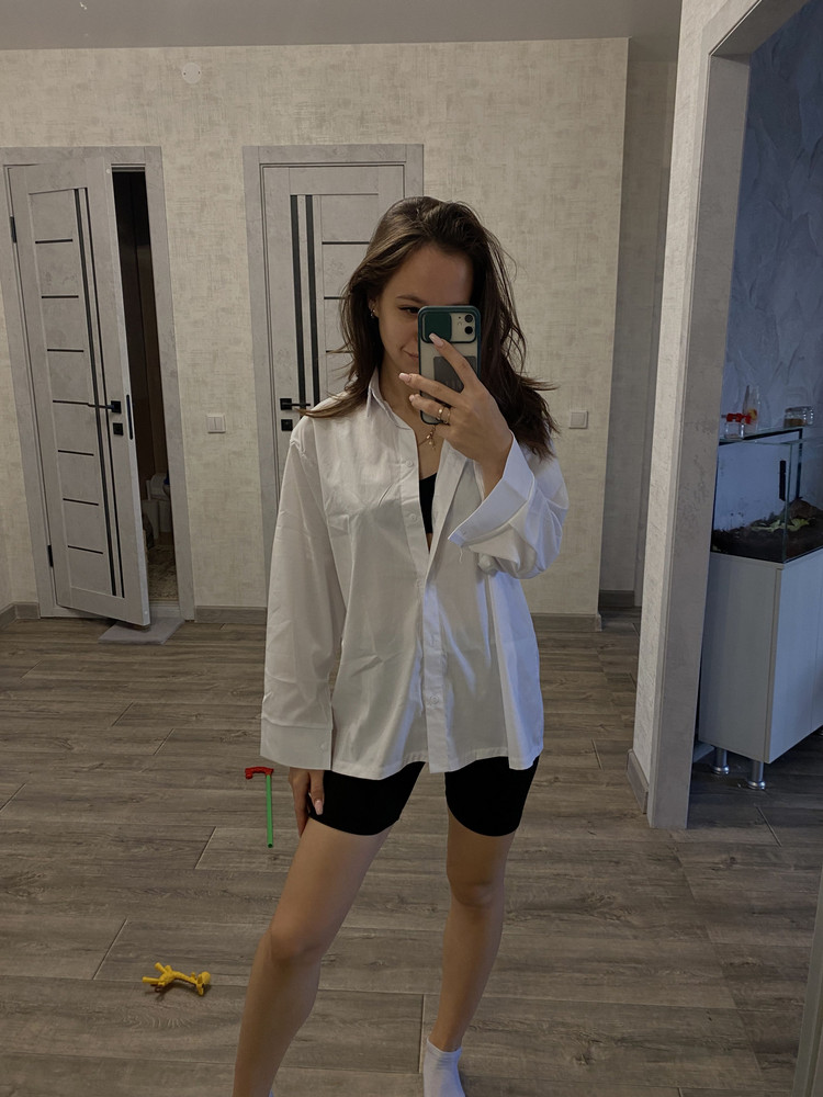 Отличная рубашка, приятного качества. Размер XS выглядит и правда как оверсайз. Закажу ещё чёрную 👍🏻