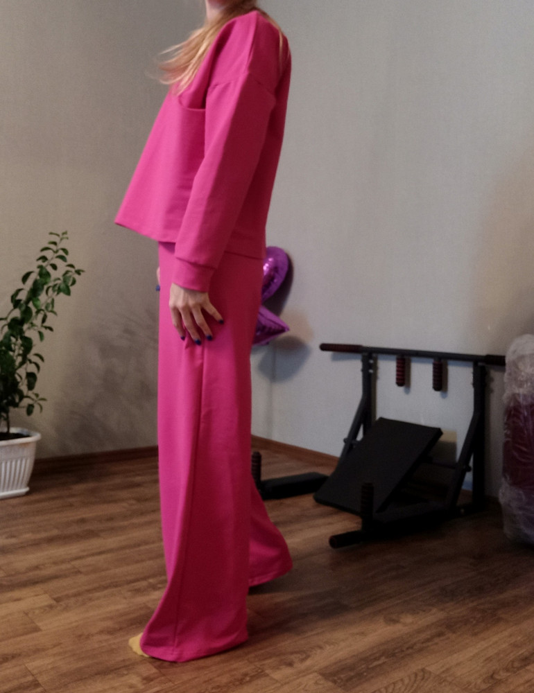 Заказывала в двух цветах синий и фуксия. Решила оставить фуксию. Очень приятный и красивый цвет. Длина брюк немного длиннее, чем у синего, но не критично если обувь с широкой подошвой в самый раз. Спасибо за быструю доставку.