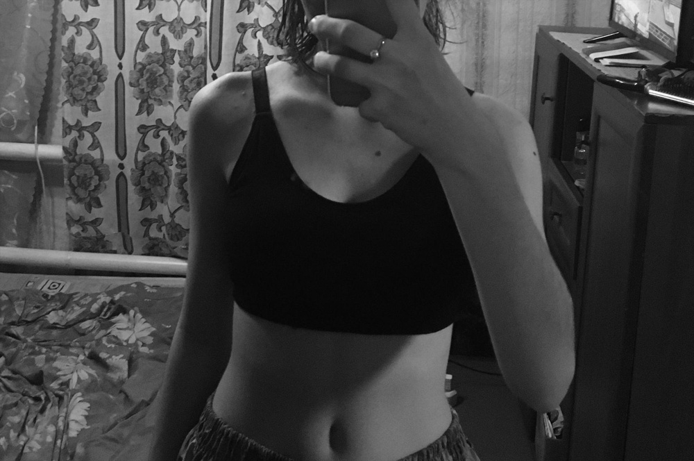 У меня обхват 70 и мне он подошёл ,не жмёт ,свободный ,вообщем очень мне он понравился.Брала размер 42-44