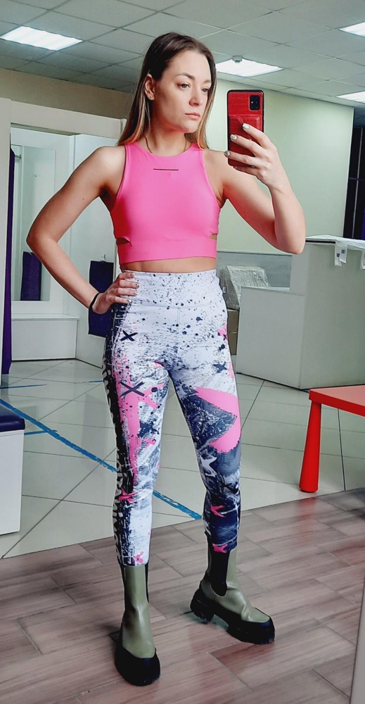 Легги супер. Попа при приседаниях не просвечивает. Талию не перетягивают.смотрятся супер