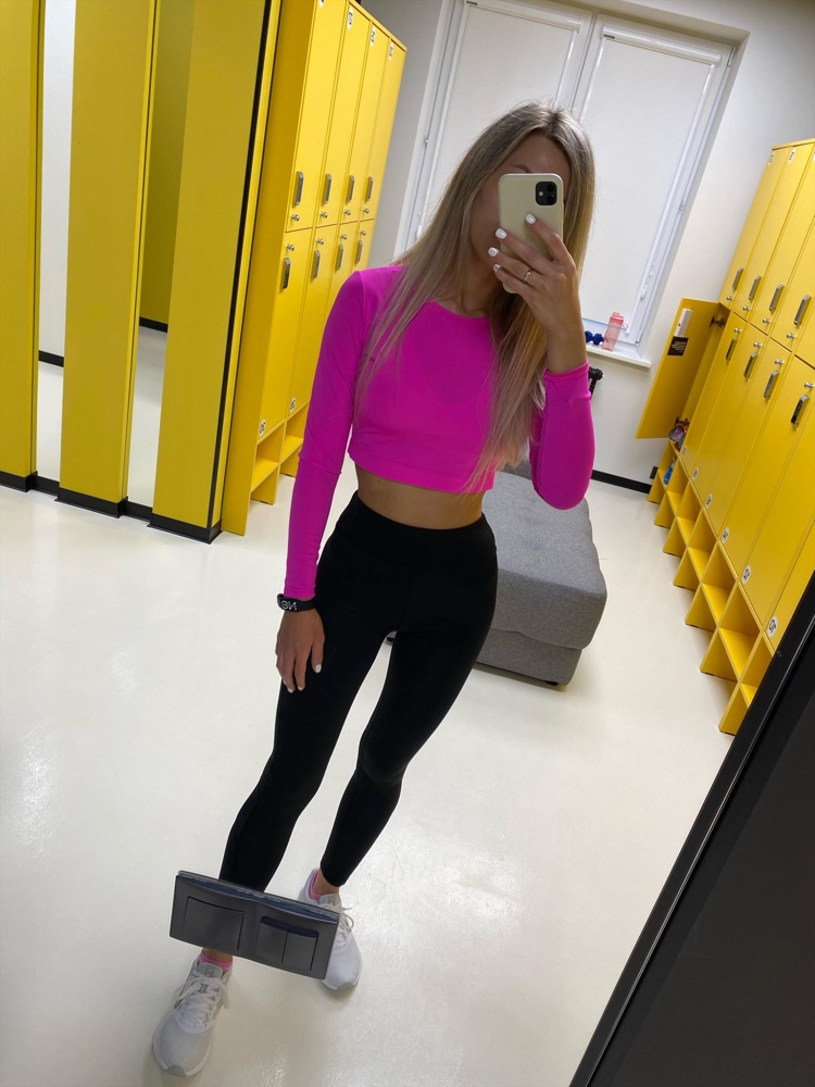 Отличный рашгард! Очень довольна покупкой. Пятна пота не оставляет. При выполнении различных упражнений - хорошо держит,не поднимается.