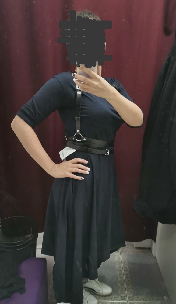 На кожу и правда не похоже,но покупкой довольна. Приехало без брака, регулировки удобные. У меня пограничный размер 46-48,даже запас остаётся. Спасибо! 