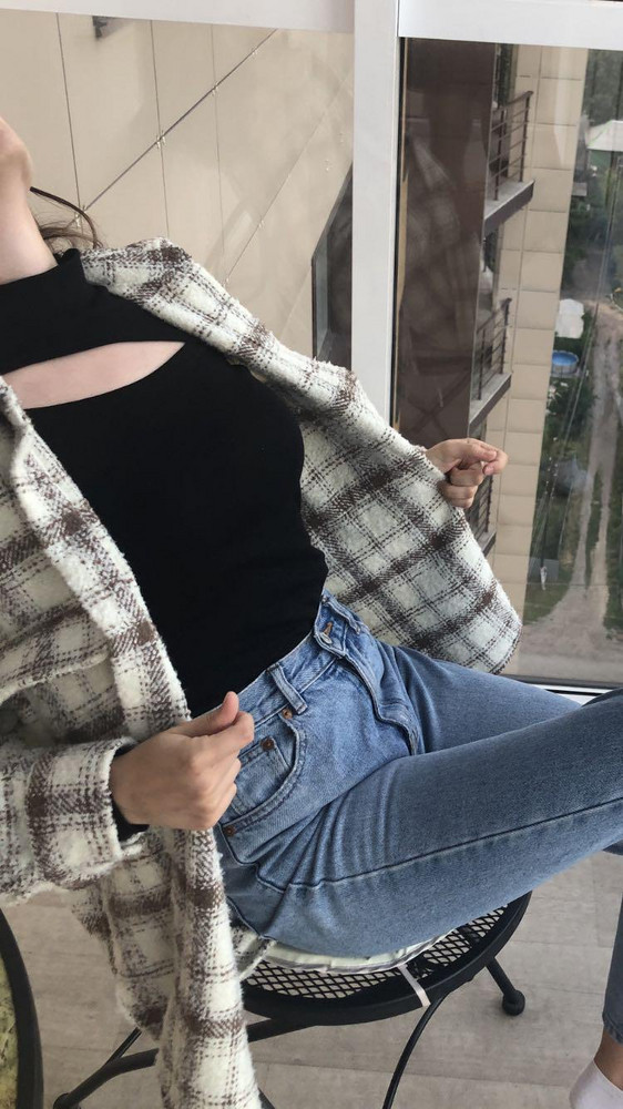 Сидит хорошо, не растягивается при наклоне) Очень приятно, что в прохладную погоду прикрывает горло, но не душит.