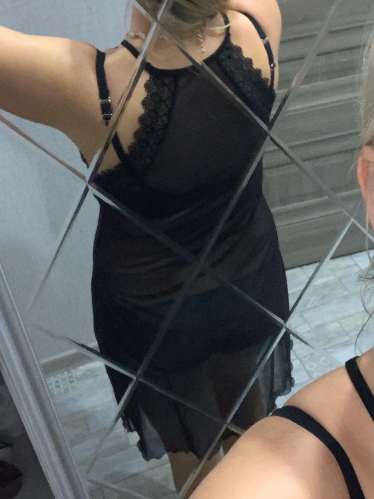 Шикарная вещь , купила чёрную очень хорошо смотрится очень красивая . На 46 взяла 48, села комфортно не в обтяжку и по груди хорошо не висит ничего , верх очень удобен . На рост 172 длина по колено !!! Качественная красивая , спасибо 