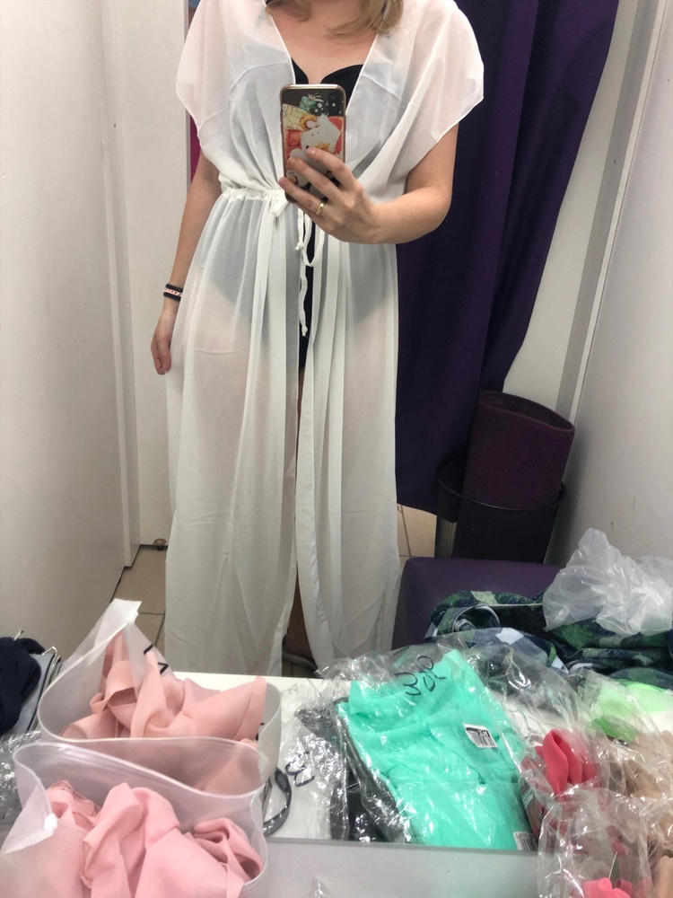 Заказывала несколько цветов. Белое пришло без рукавов, но оно понравилось больше всего. Его в итоге взяла, хотя считаю что оно должно бы было стоить дешевле… Также взяла парео другого производителя, качество материала у которого в разы лучше при сравнении.. но тут, повторюсь, понравилась именно модель без рукава. 